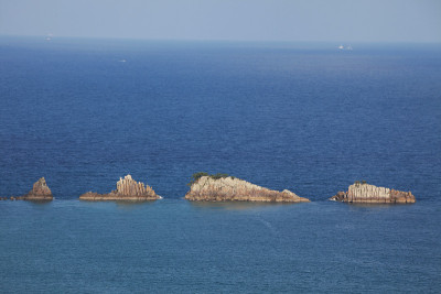 日本和歌山蓝海上著名的岩石