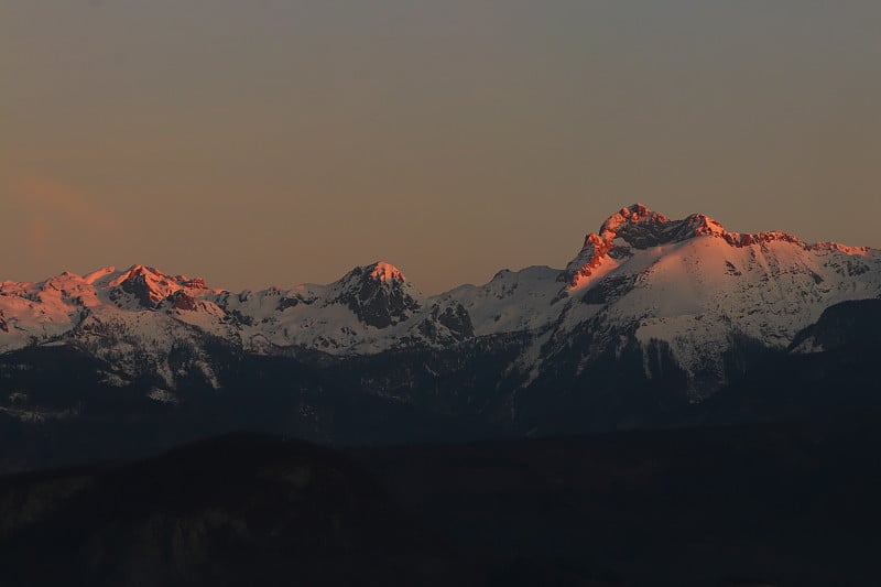 朱利安阿尔卑斯山和特里格拉夫山在美丽的日出