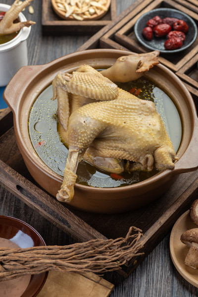 中国传统食物:中药炖鸡汤。