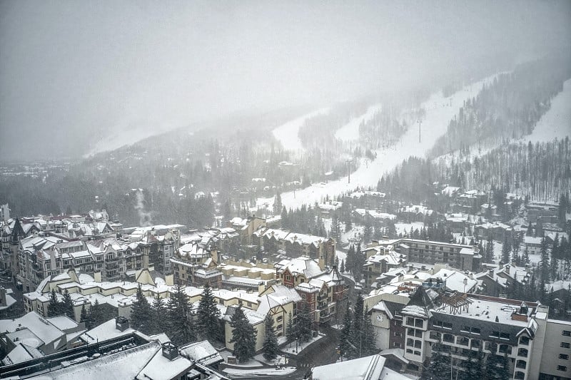 鸟瞰图世界著名的韦尔，科罗拉多州在一场意外的暴风雪