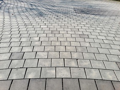 街道道路地面上单调的灰色碎裂砖和大理石的透视图。人行道，车道，铺路机，路面在复古设计地板广场图案纹理