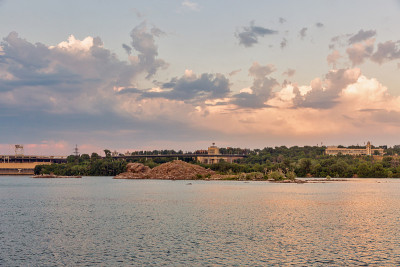 Zaporizhia城市景观与戏剧性的天空，乌克兰。