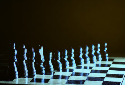 用光滑棋盘上的棋子组成