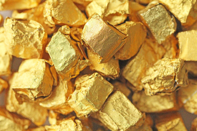 金色的背景。纯金块或金块。金色的叶子。普洱茶茶树脂