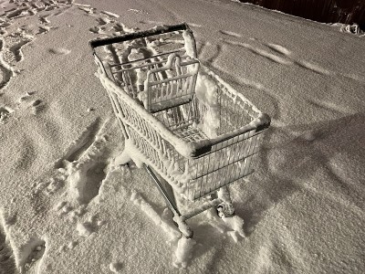 超市手推车被雪覆盖