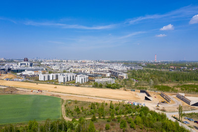 筑路机械为公路的施工准备地面。华沙。鸟瞰图
