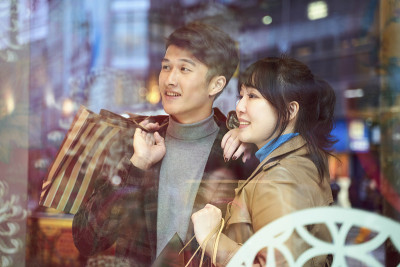 幸福的年轻亚洲夫妇看橱窗