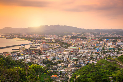 日本冲绳名护市天际线