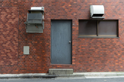 沿街道、墙和门的人行道