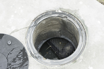 污水处理池在水泥地面上。