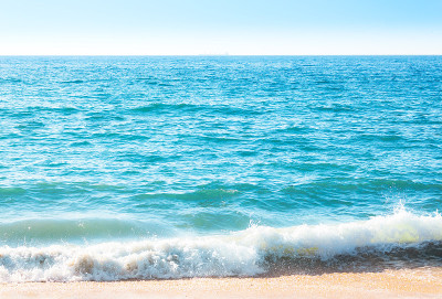 海岸上的海泡，以水面为背景
