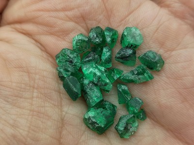 宝石和祖母绿，珠宝用的玉未经雕琢的宝石