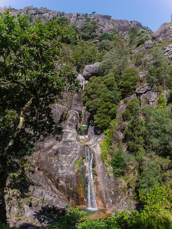 阿拉多瀑布，在Gerês，在春天