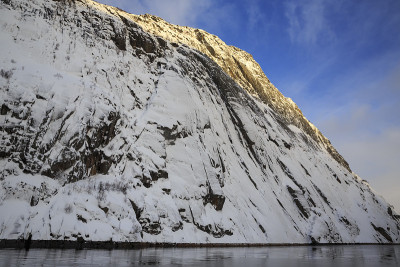 山顶白雪皑皑的巨魔峡湾