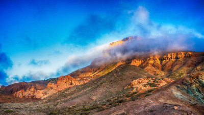火山口的岩石