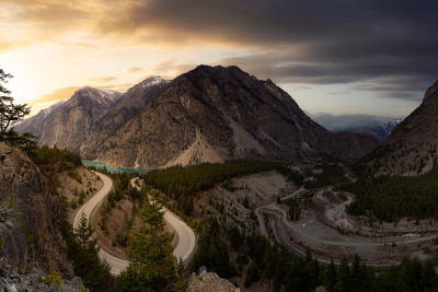 鸟瞰图一个风景优美的道路在加拿大山区景观