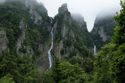 雾蒙蒙的峡谷