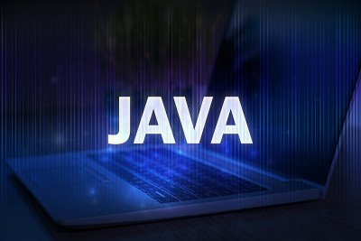 Java文本在蓝色技术背景与笔记本电脑。