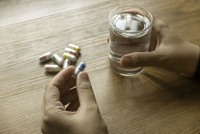 人们吃了药就喝了一杯水。