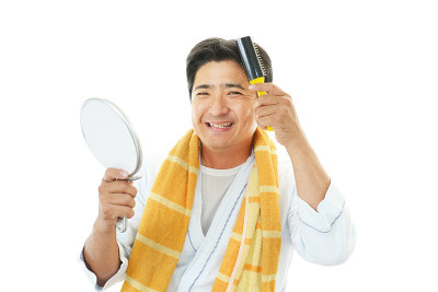 梳头的男人