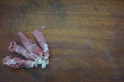 桌子左边放四卷生火腿