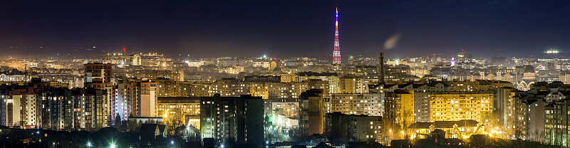 乌克兰Ivano-Frankivsk市的夜景鸟瞰图，明亮的灯光和高楼。