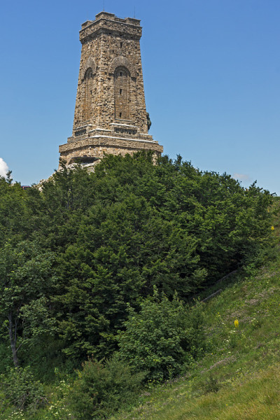 自由纪念碑希普卡和景观Stara Planina(巴尔干)山，保加利亚