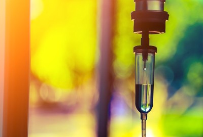 医院病房内生理盐水袋静脉滴注、医疗理念、治疗病人急诊和注射药物输液护理化疗理念。蓝色背景医院选择性聚