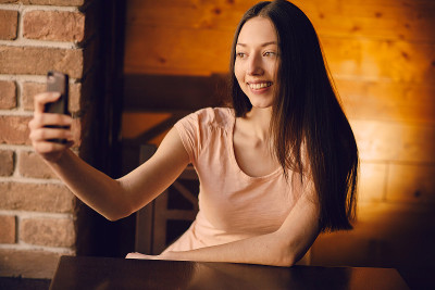 时尚的年轻女性