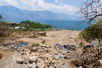 在危地马拉圣佩德罗拉古纳的阿蒂特兰湖边建造带有梯田的农田