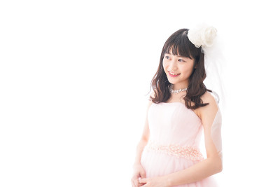 穿着新娘礼服的年轻女子