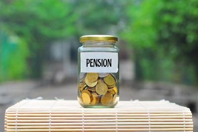 硬币在瓶子与标签养老金-财务概念