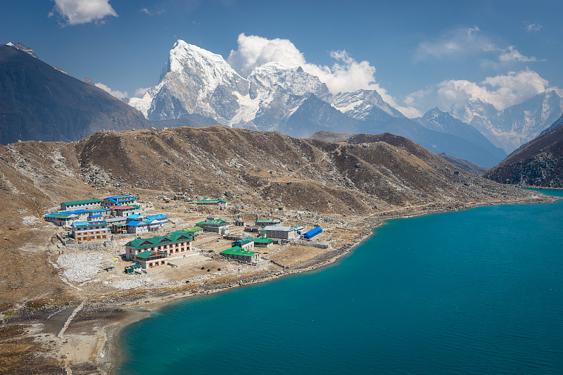 从Gokyo Ri，珠穆朗玛峰地区，昆布山谷，尼泊尔，俯瞰Gokyo湖和山峰范围