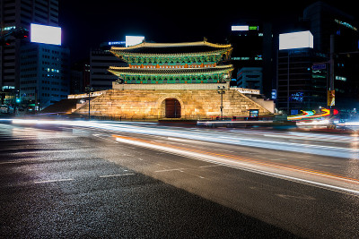 韩国首尔南大门，交通拥堵