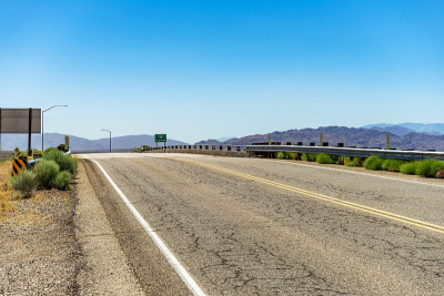 位于加州莫哈韦沙漠苹果谷15号州际公路上的Dale Evans Parkway街桥视图。