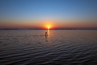 人划向夕阳