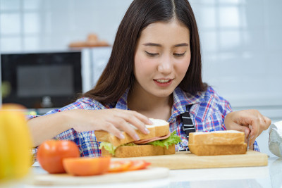 亚洲女人快乐做三明治。