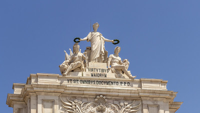 寓意雕塑在阿科达鲁阿奥古斯塔俯瞰Praça do Comércio在拜夏，里斯本市中心。