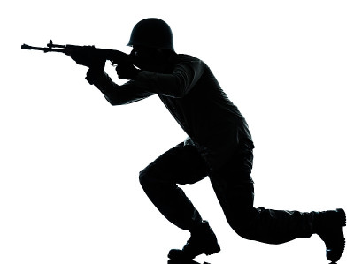 一名士兵在突击剪影