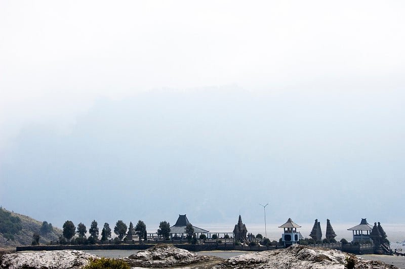 布罗莫火山火山口上的一座印度教寺庙