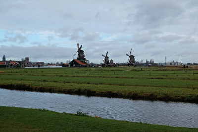 Zaan河边Zaanse Schans的外部建筑和建筑设计