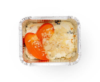 健康盒装食品，饮食理念。白软干酪配柿子和杏仁片