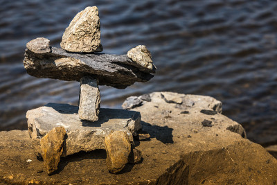 河边的Inukshuk。