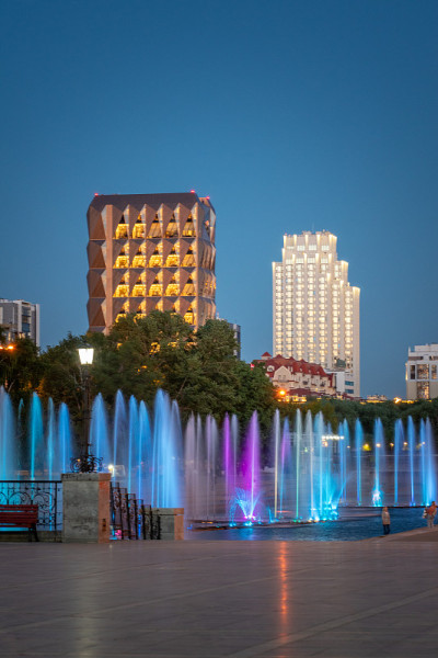 Сolored夏日夜晚，叶卡捷琳堡市中心的霓虹灯喷泉和现代建筑