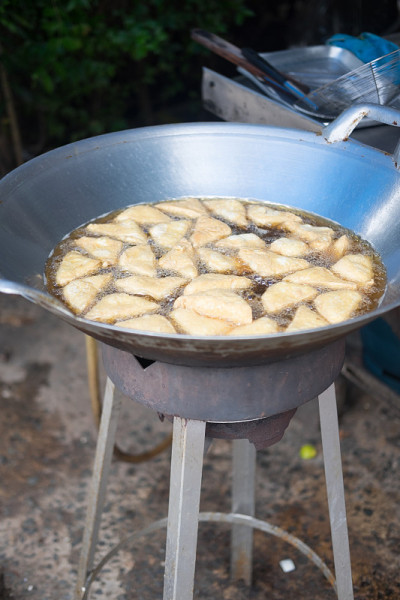 热油豆腐在市场上很好吃