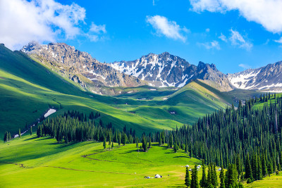 那拉提草原为新疆山地自然景观。