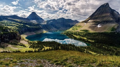 美国蒙大拿州冰川国家公园的隐藏湖和Bearhat山