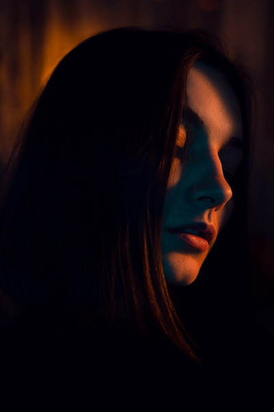 彩色灯光下的女人肖像。黑暗情绪概念
