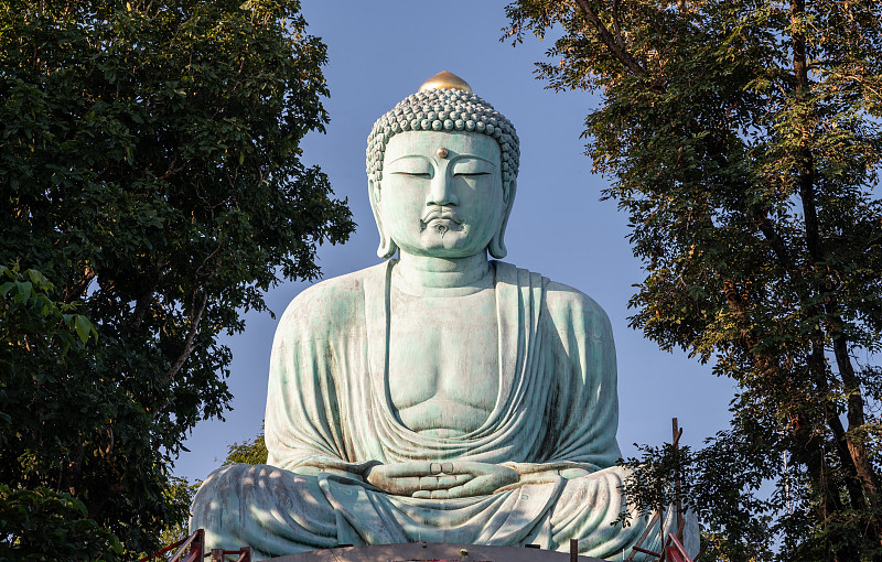 位于泰国兰邦省美他区宁静山顶上的玉婆寺(Wat Phra That Phra Chan temple