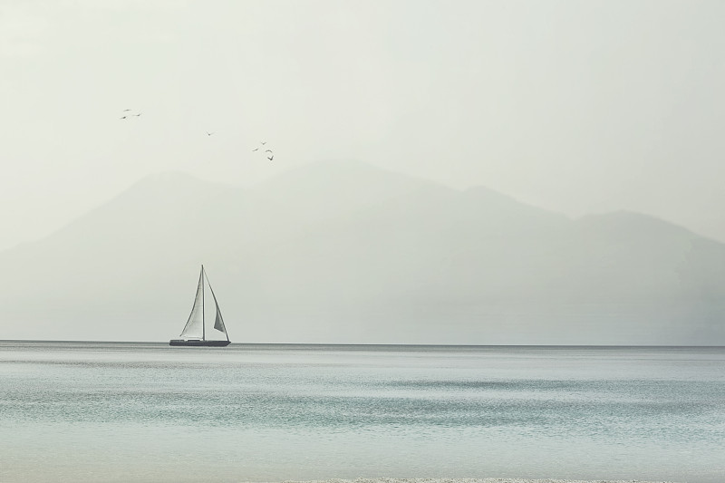 帆船在原始海洋的波浪上轻轻滑行